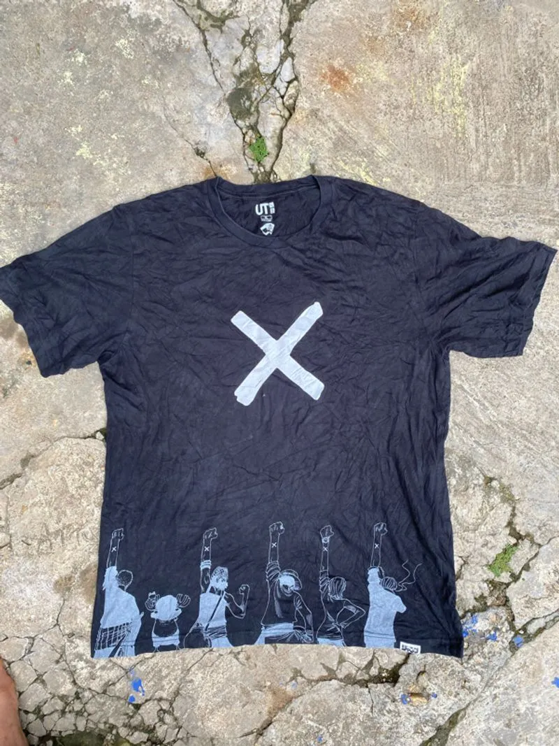 RARE] Kaos Uniqlo UT x One Piece "Alabasta Nakama Sign photo 1