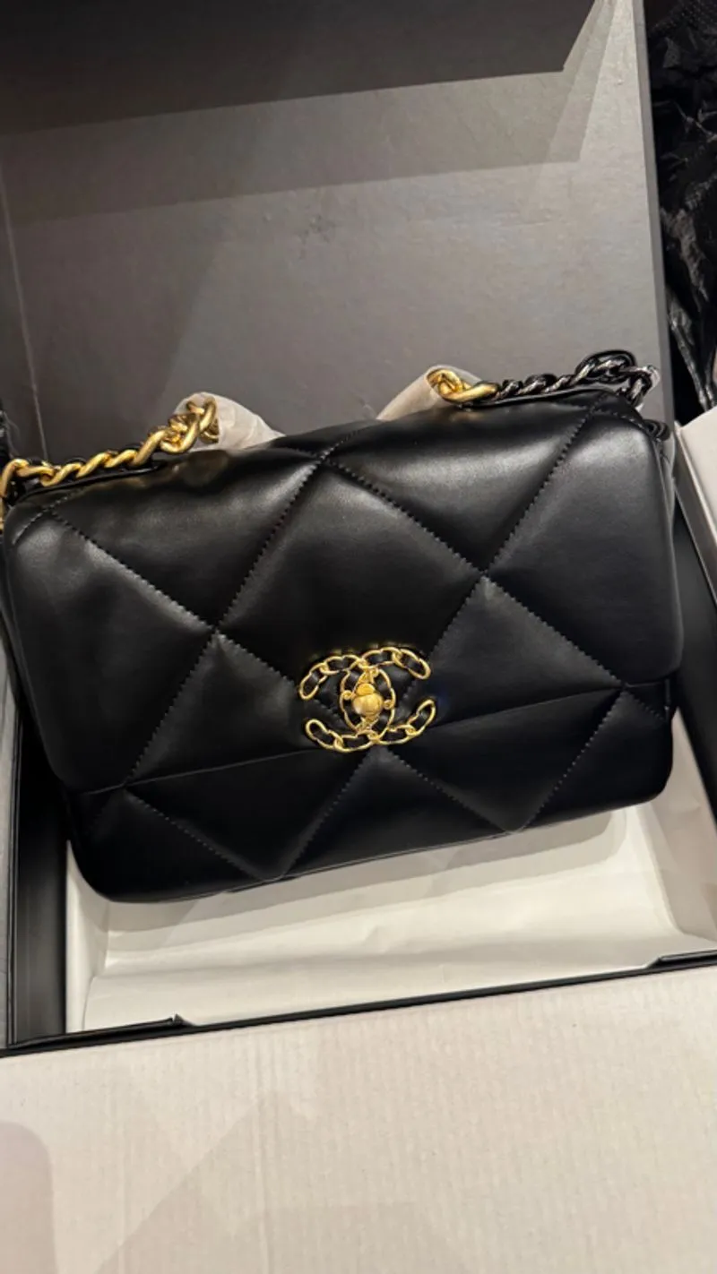 Chanel 19 brand new photo 1
