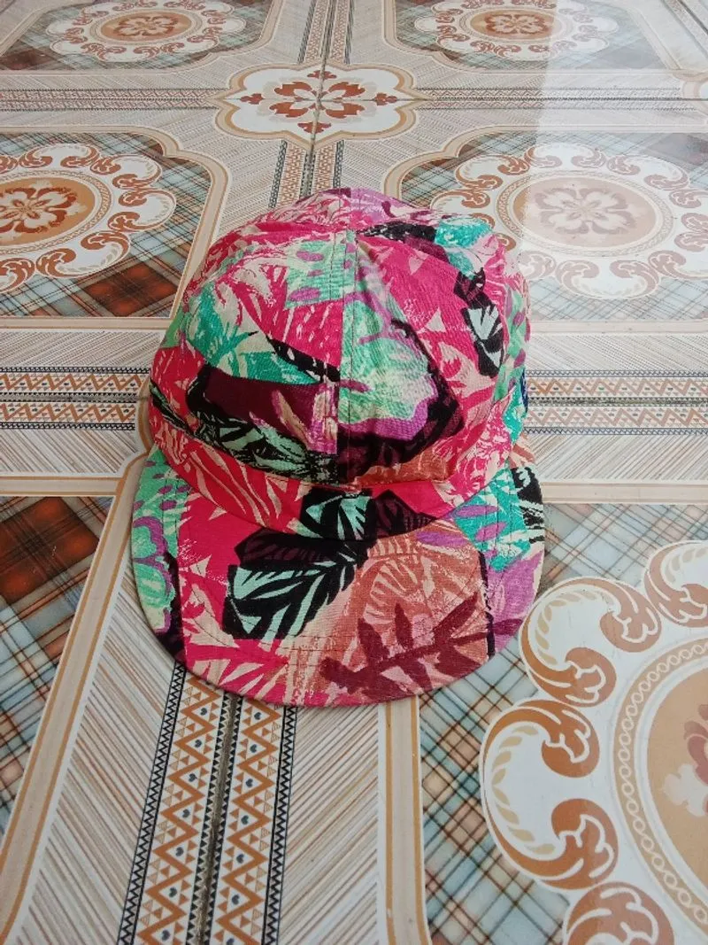 Vtg caps HELLY HANSEN photo 1