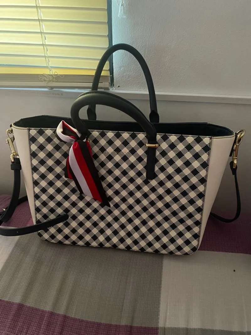 TOMMY HILFIGER MONOGRAM LARGE TOTEBAG photo 1
