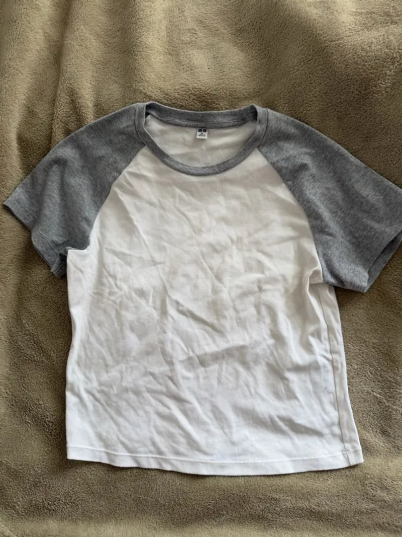 UNIQLO fitted tee photo 1