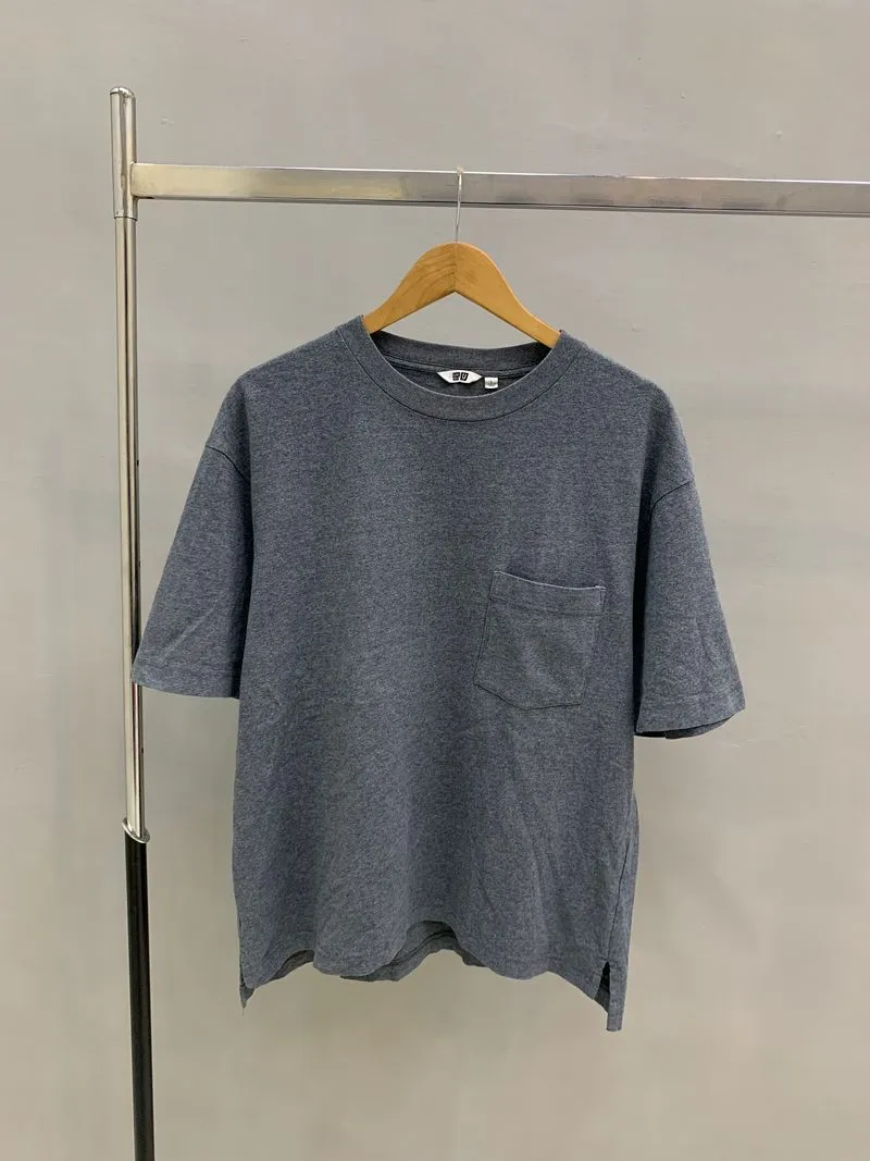 Uniqlo Streetwear Casual T-shirt Pria gray photo 1