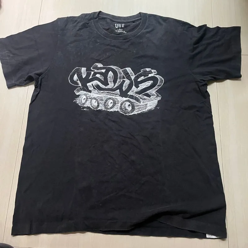 uniqlo x kaws hitam photo 1