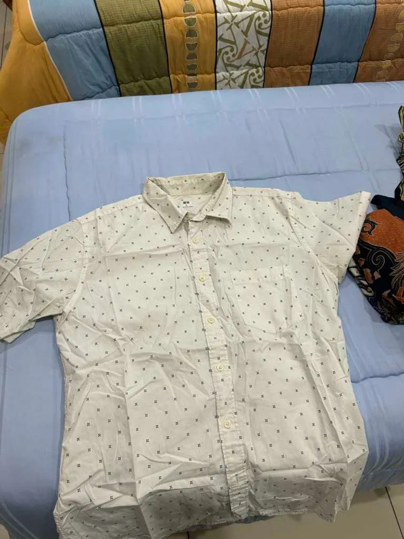 Kemeja Formal Pendek Uniqlo — Preloved photo 1