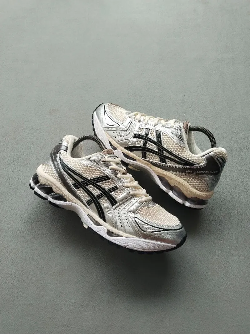 asics photo 1