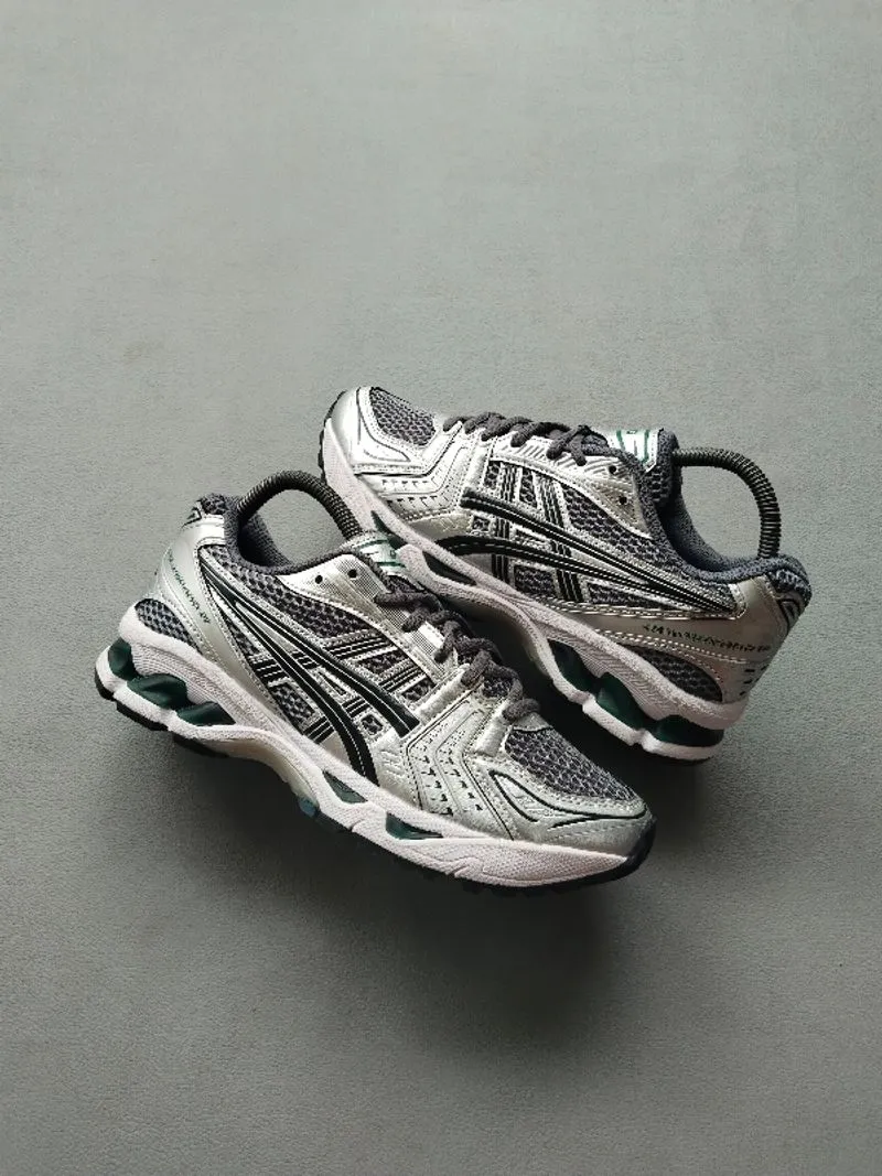 asics photo 1