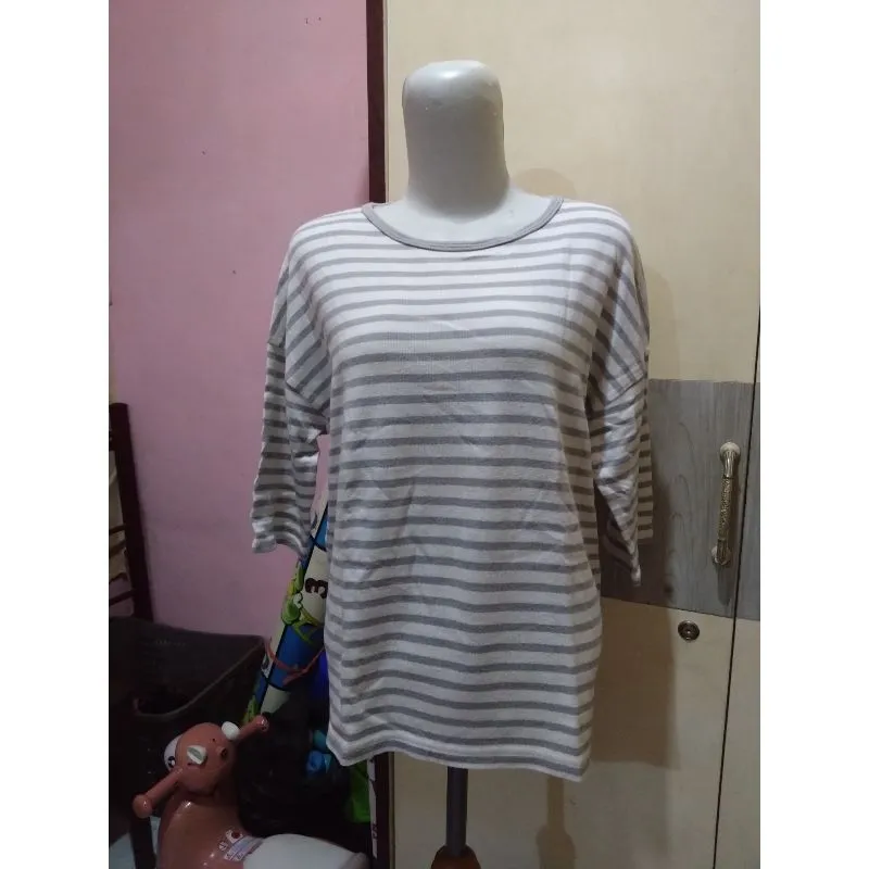 P264 Atasan rajut Abu putih salur 
Heart market smile and we photo 1