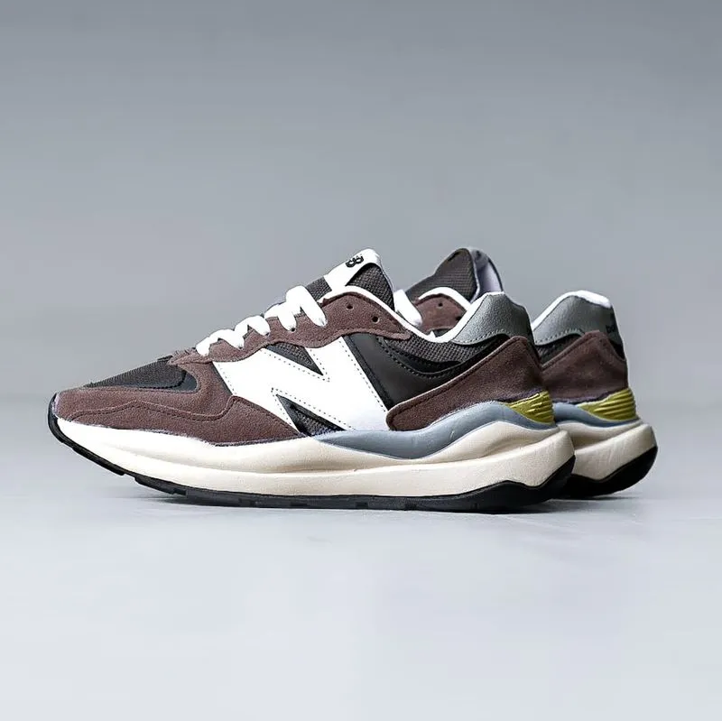 New Balance Casual Sneakers Pria white brown photo 1