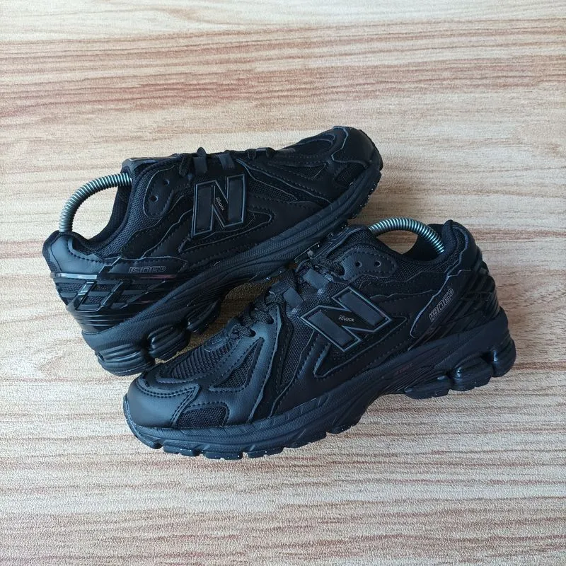 New Balance Gorpcore Casual Sneakers Pria black photo 1