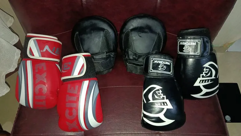 Paket Lengkap Boxing – 2 Glove + Target Pads Murah! photo 1