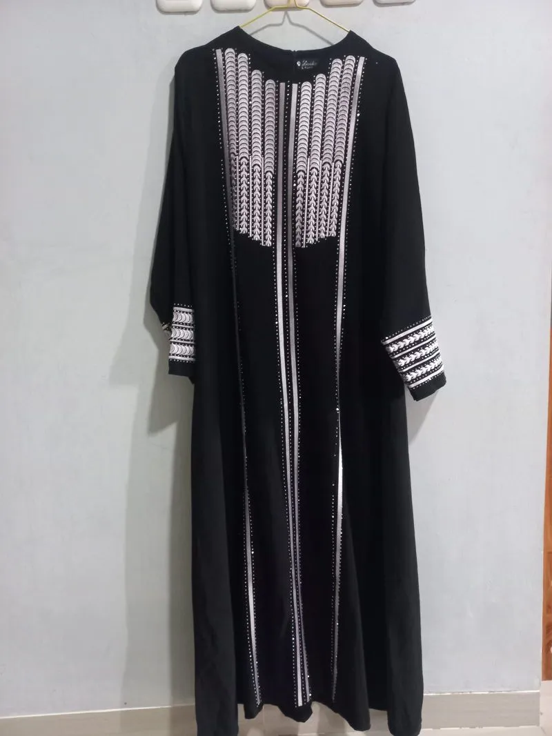 Abaya hitam, payet bagian depan photo 1