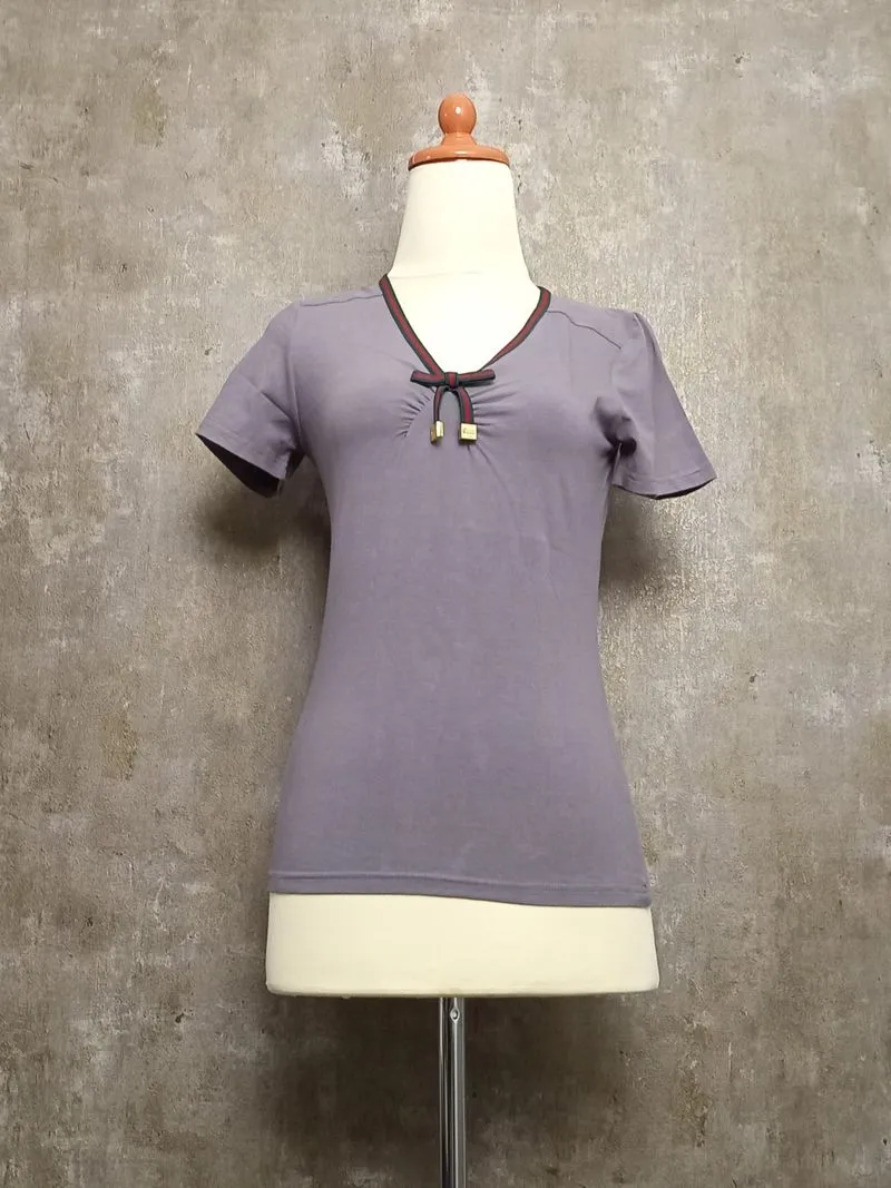 Gucci – Kaos Ungu V-Neck Detail Ribbon (M)|Revibe photo 1