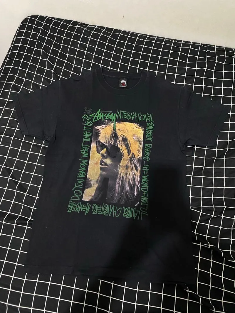 Kaos Stussy International Graphic Hitam – Streetwear Tee photo 1