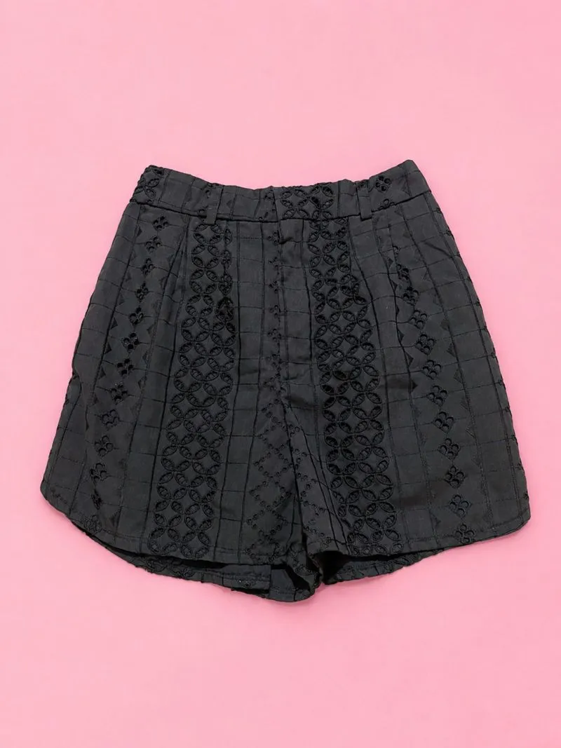 Celana Pendek Navy Eyelet Beatrice Embroidery Short photo 1