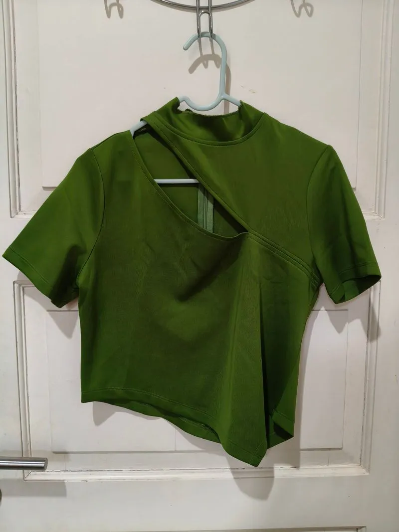 YUAN MARKET Green Top photo 1