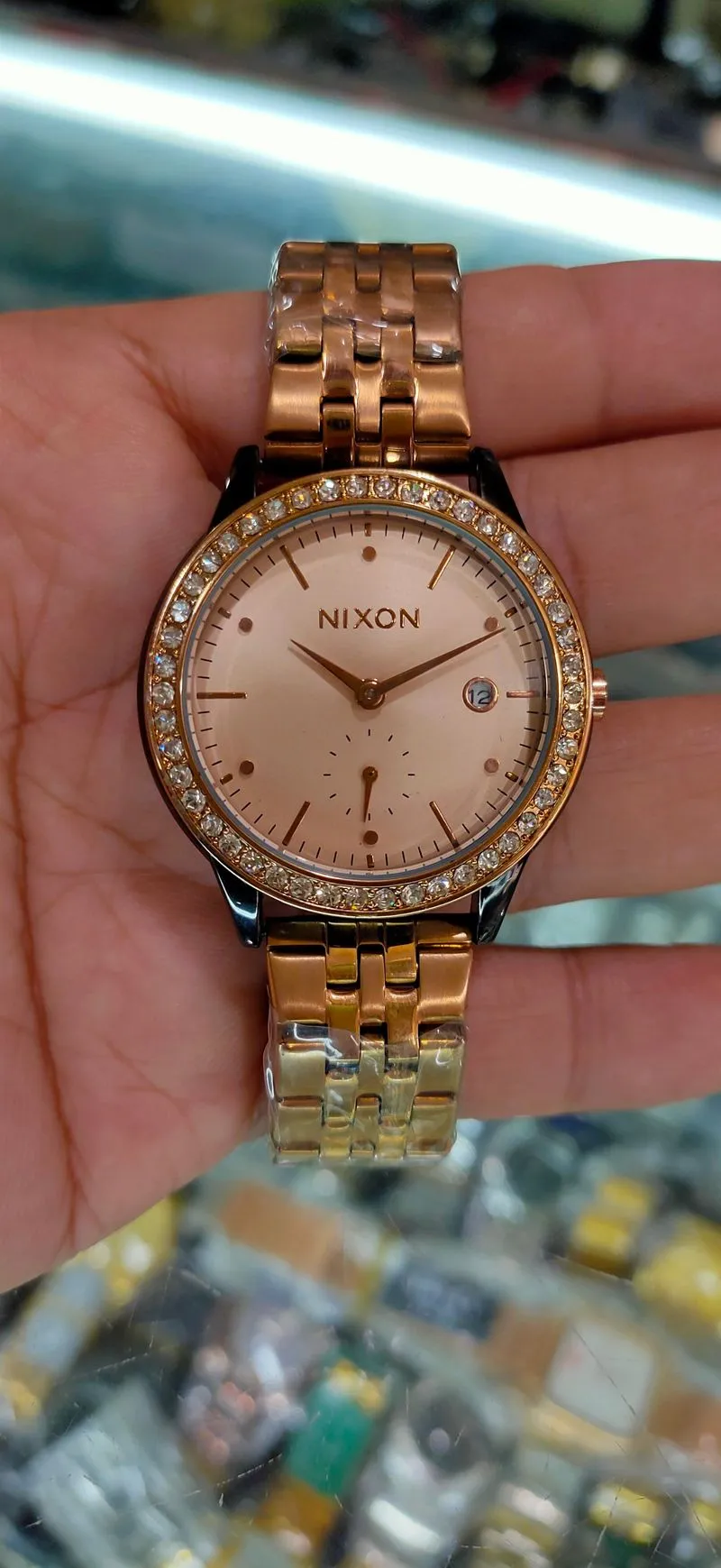 Jam tangan wanita stainless steel Nixon ada tanggal  photo 1