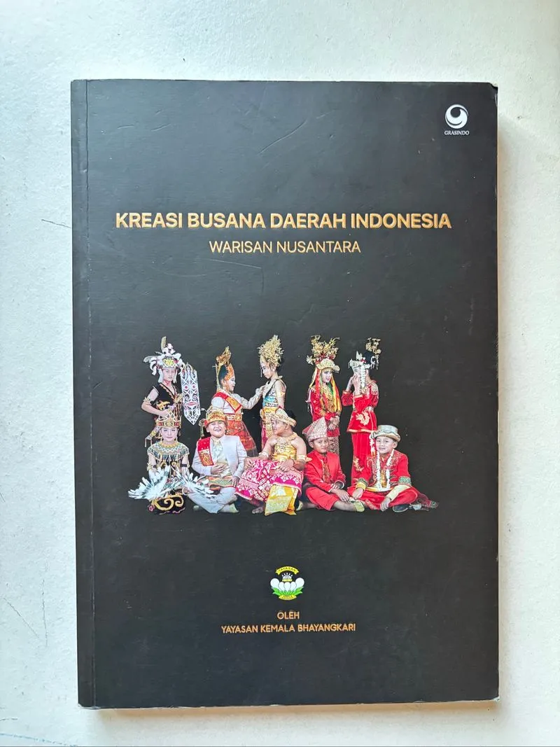 Kreasi busana daerah Indonesia  photo 1