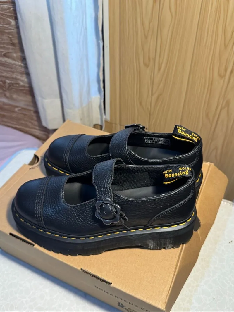 Docmart Addina Flower Buckle Leather Platform Shoes photo 1