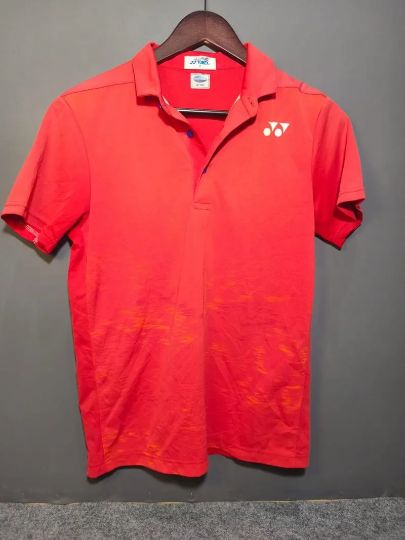 Kaos Olahraga YONEX Pria Merah Corak Kuning photo 1
