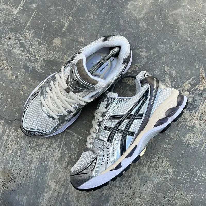 Asics Streetwear Sportswear Sneakers Pria silver photo 1