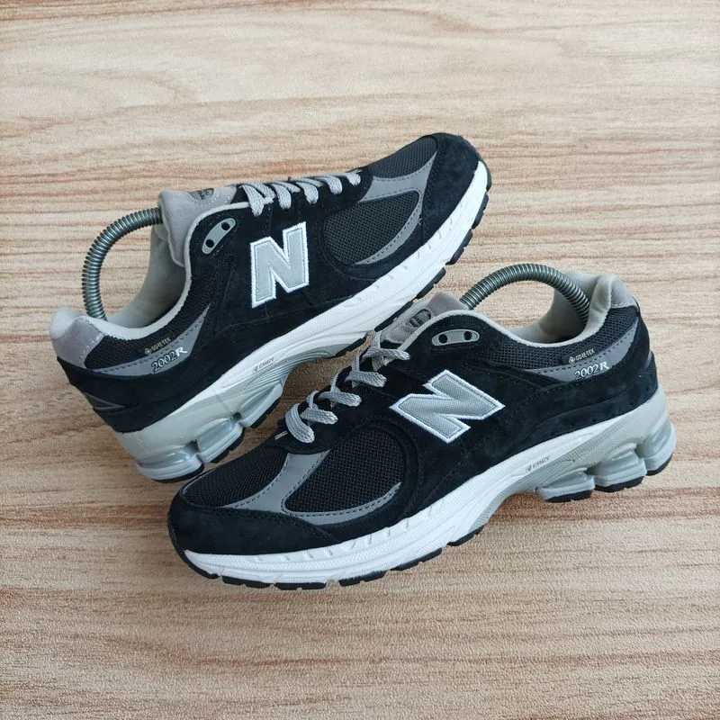 New Balance Gorpcore Casual Sneakers Pria white black gray photo 1