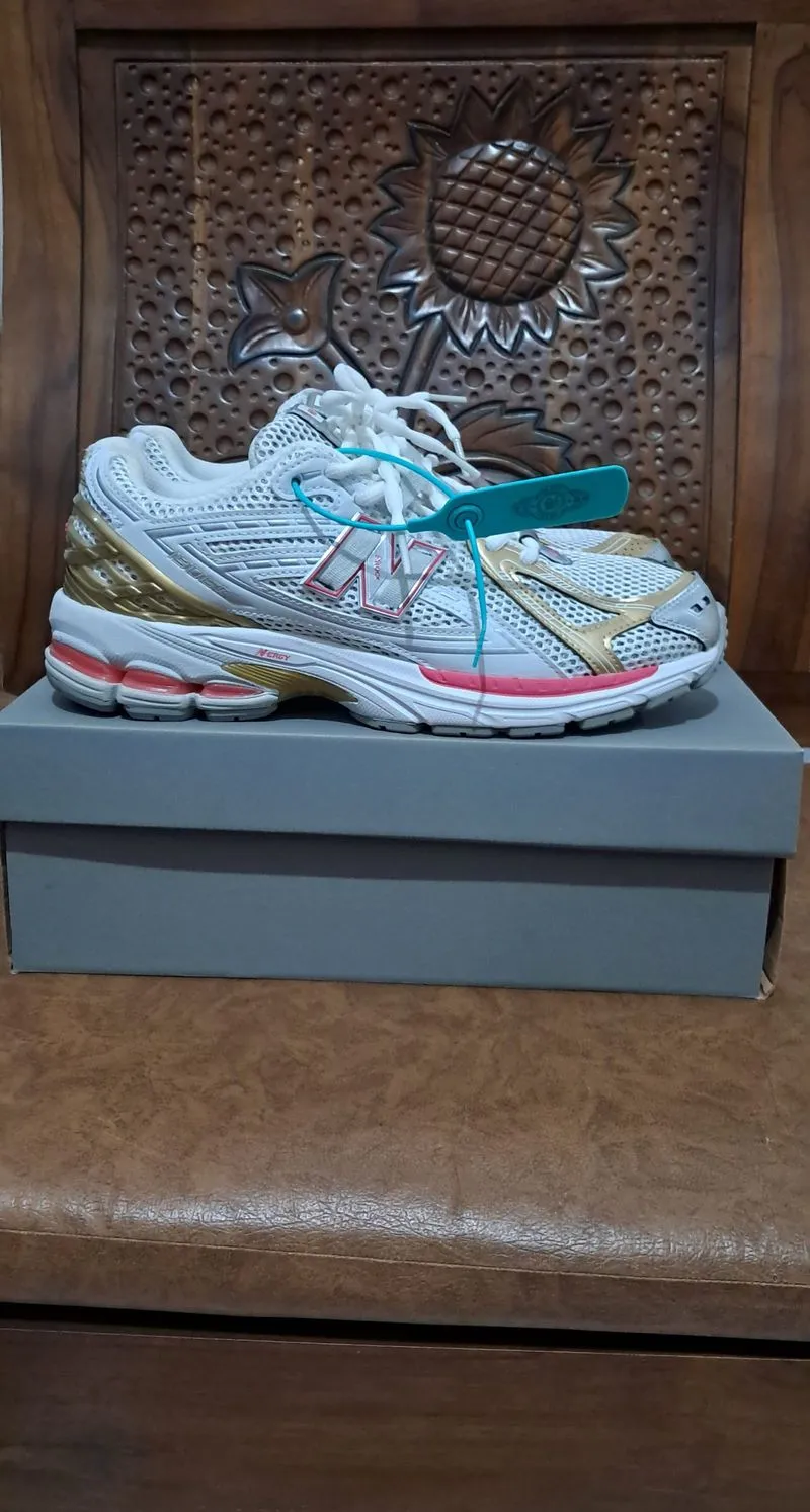 NEW BALANCE  SILVER GOLD photo 1