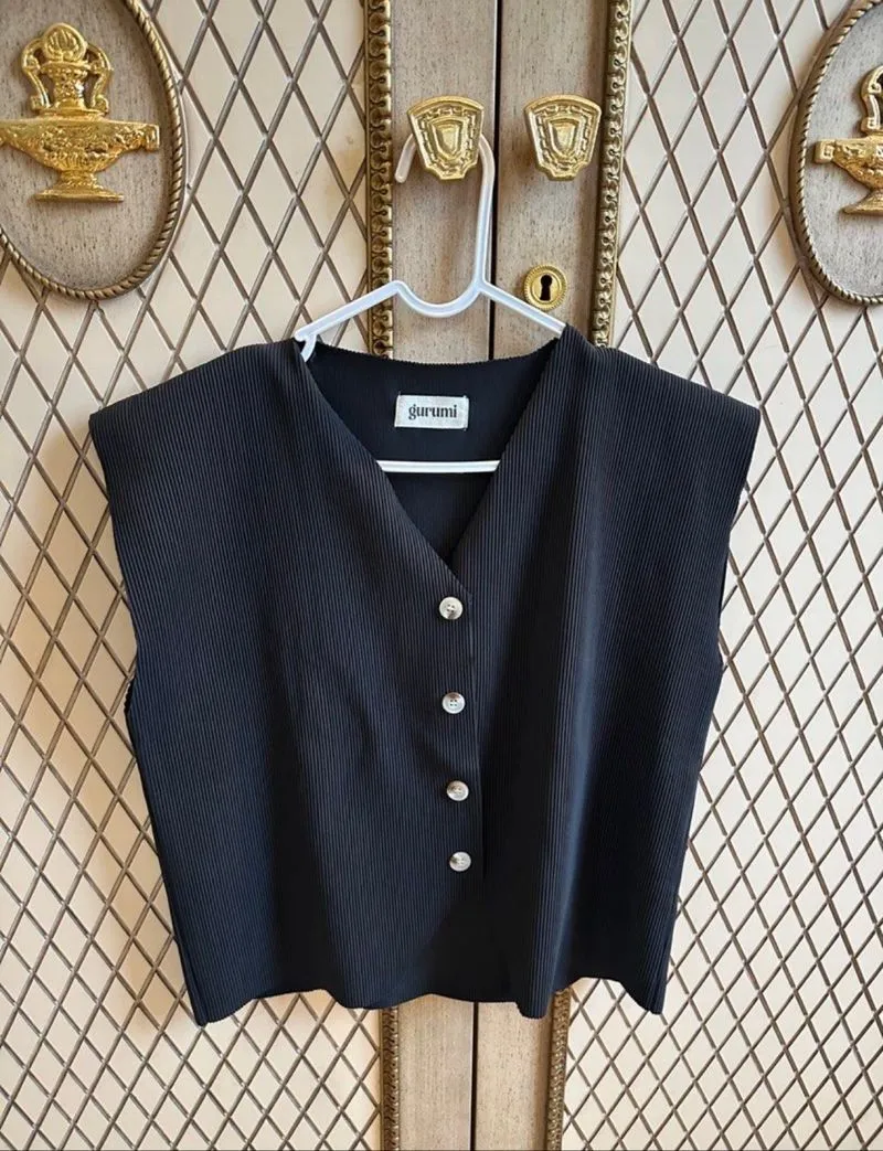 BLACK VEST photo 1