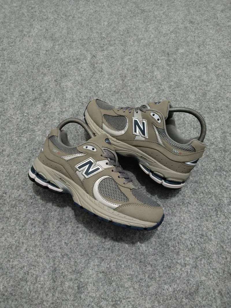 new balance 2002r photo 1