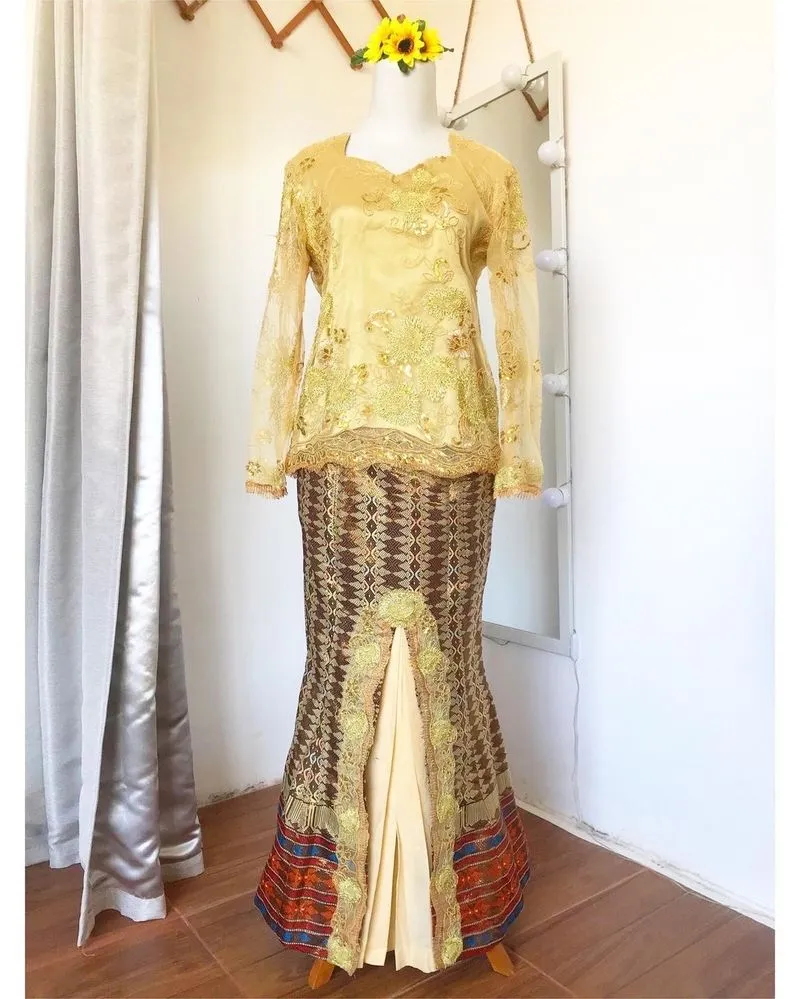 Pakaian adat Pakaian Nasional Wanita gold photo 1
