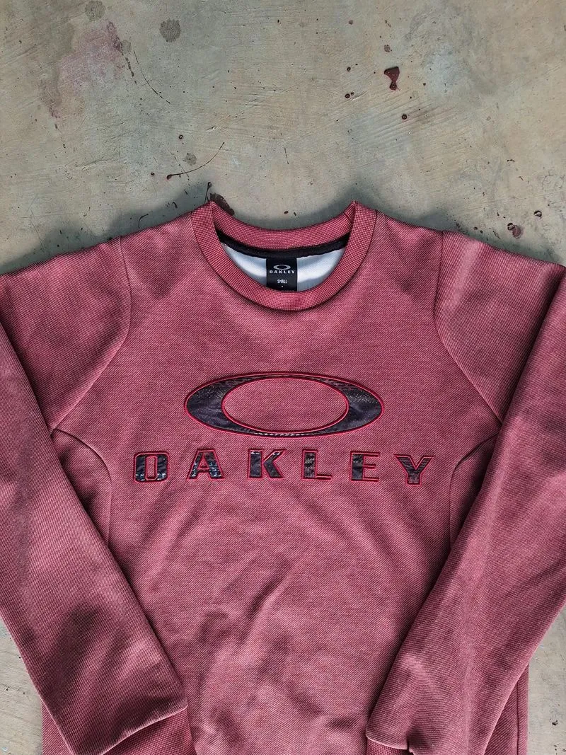 oakley red logo photo 1