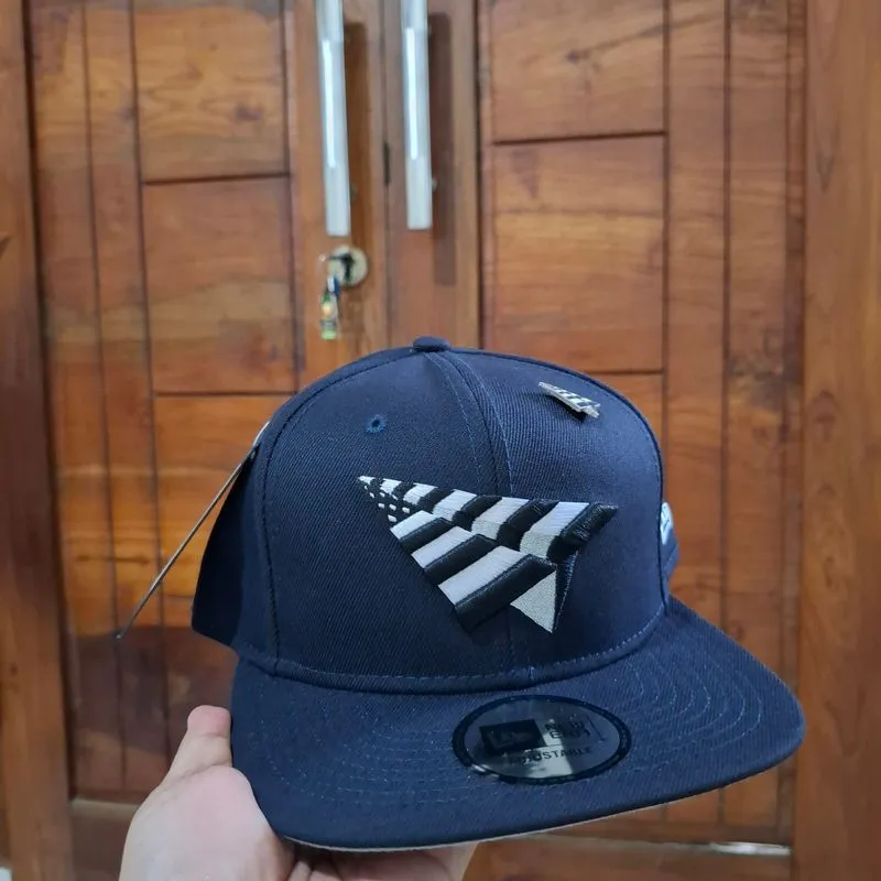 Topi New era collab paper plane  photo 1