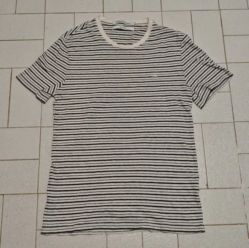 Kaos Casual Salur Calvin Klein Linen Blend Putih Hitam photo 1