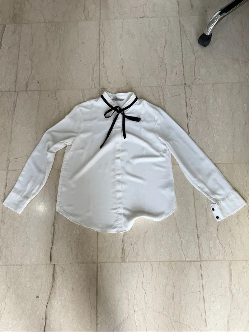 White shirt ada tapi warna hitam photo 1