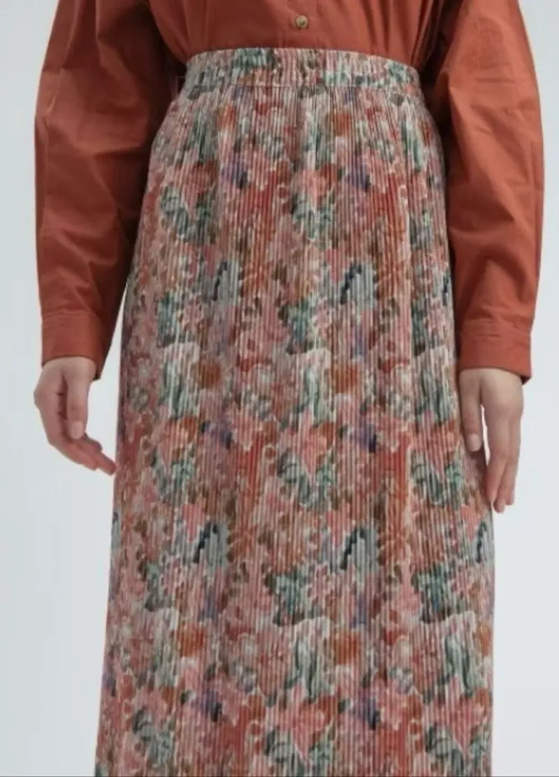 pleated skirt photo 1
