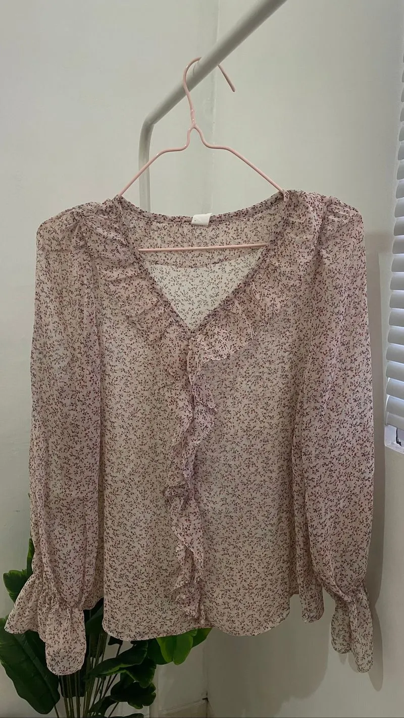 🌷 SOFT FLORAL RUFFLE BLOUSE – SWEET & FEMININE LOOK 🌷 photo 1