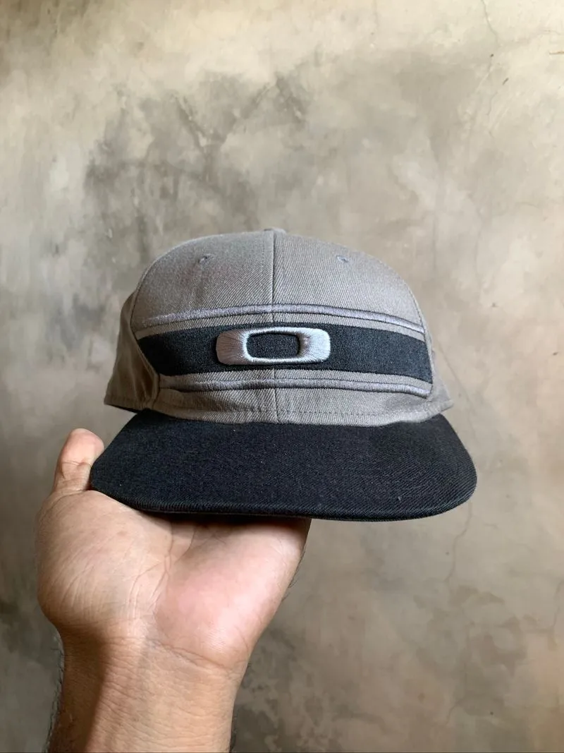 Oakley Sportswear Futurist Hat Pria black gray photo 1