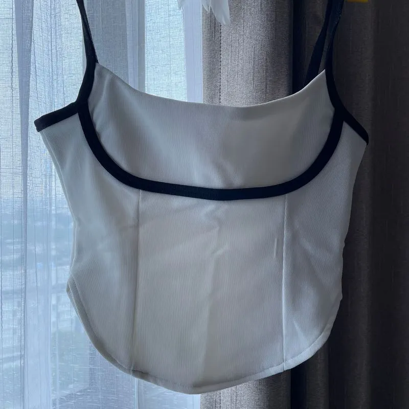 Minimalist Casual Cami top Wanita white black photo 1
