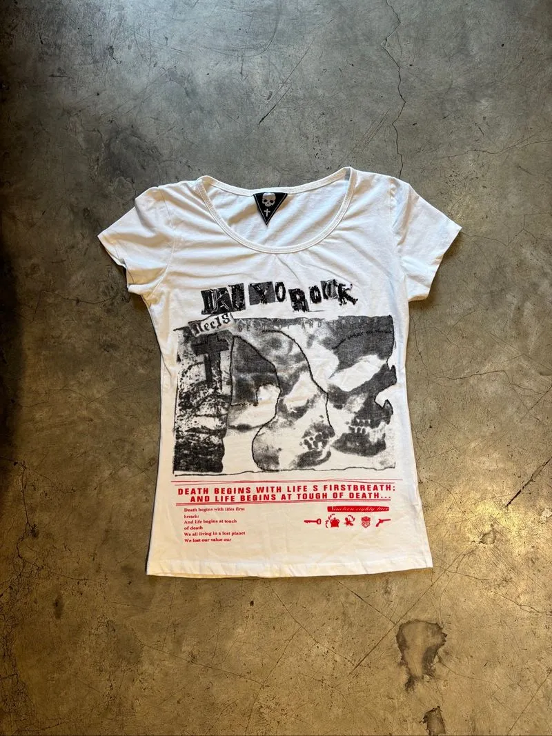 cotton t-shirt featuring a screen-printed graphic of a skull photo 1