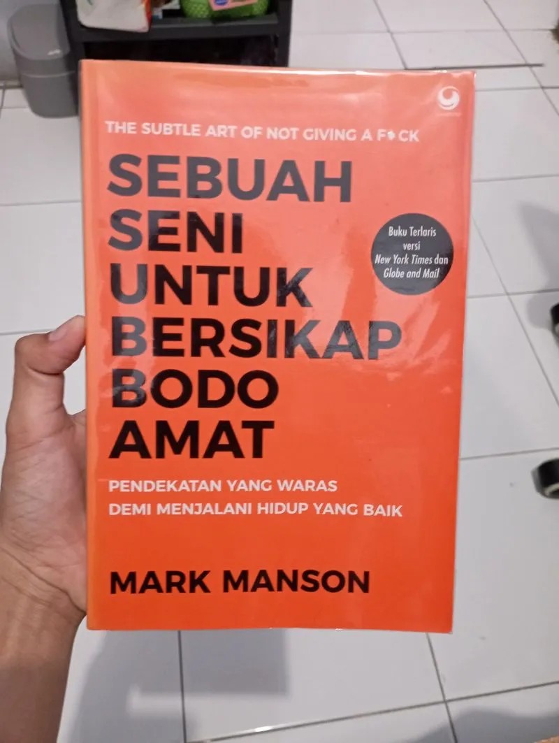 Buku Sebuah Seni Untuk Bersikap Bodo Amat - Mark Manson photo 1
