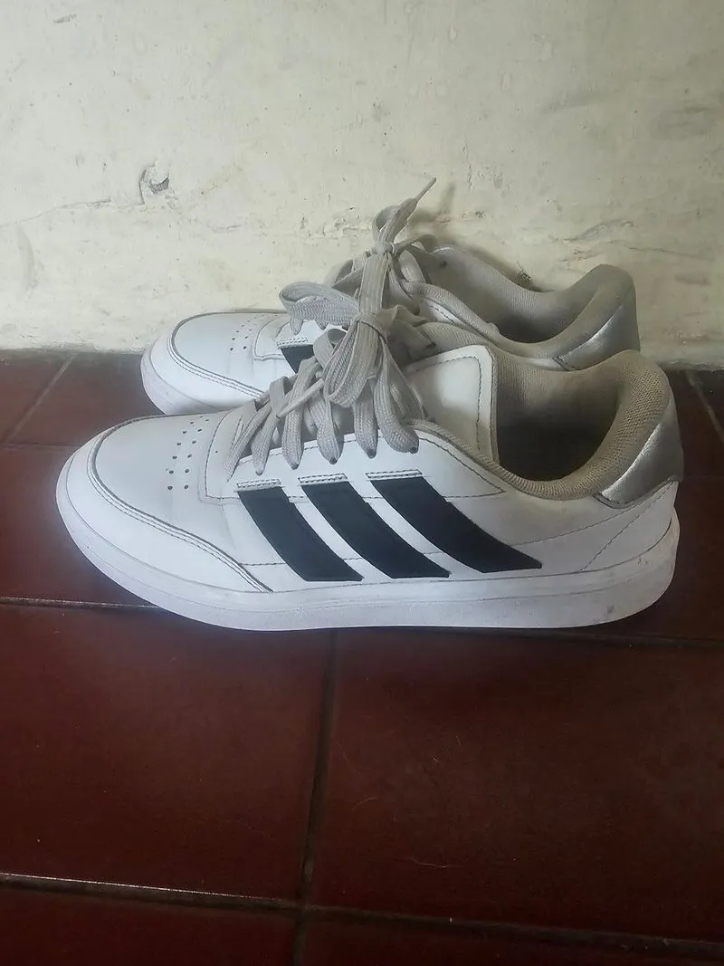 Sepatu adidas  photo 1