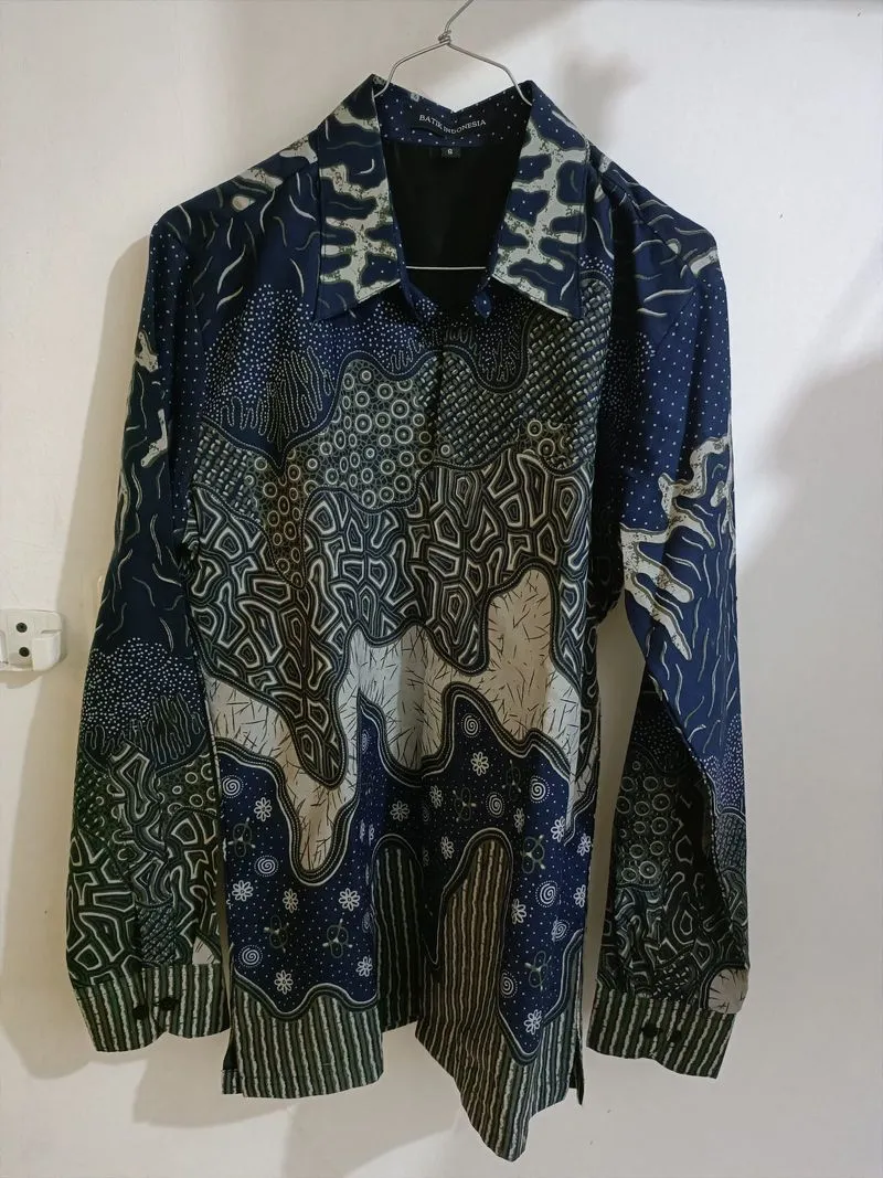 Kemeja Batik Pria Lengan Panjang Navy Lapis Luring photo 1