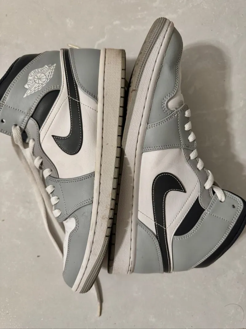 Air Jordan Mid Light Smoke Anthracite photo 1