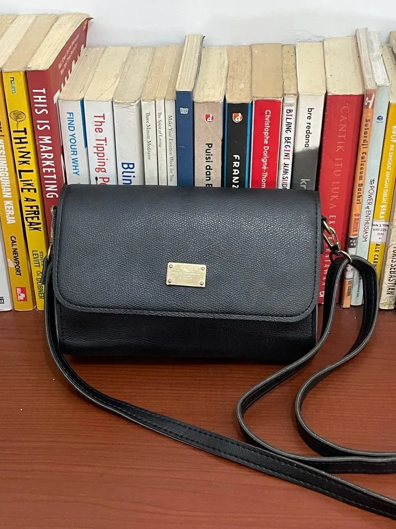Sling bag hitam korea photo 1