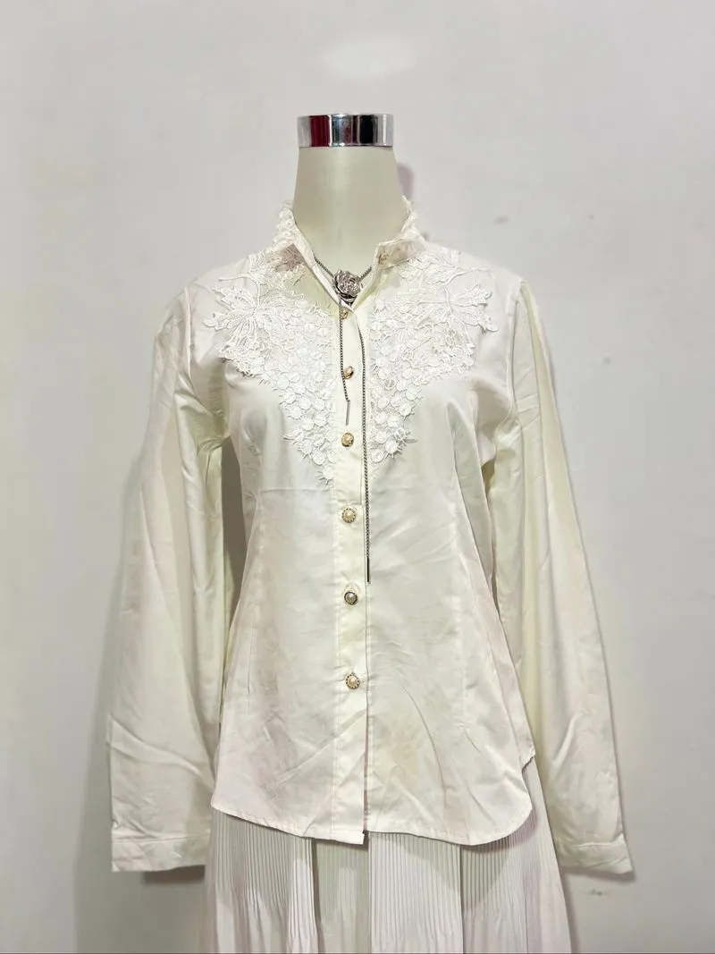 Kemeja putih motif lace photo 1
