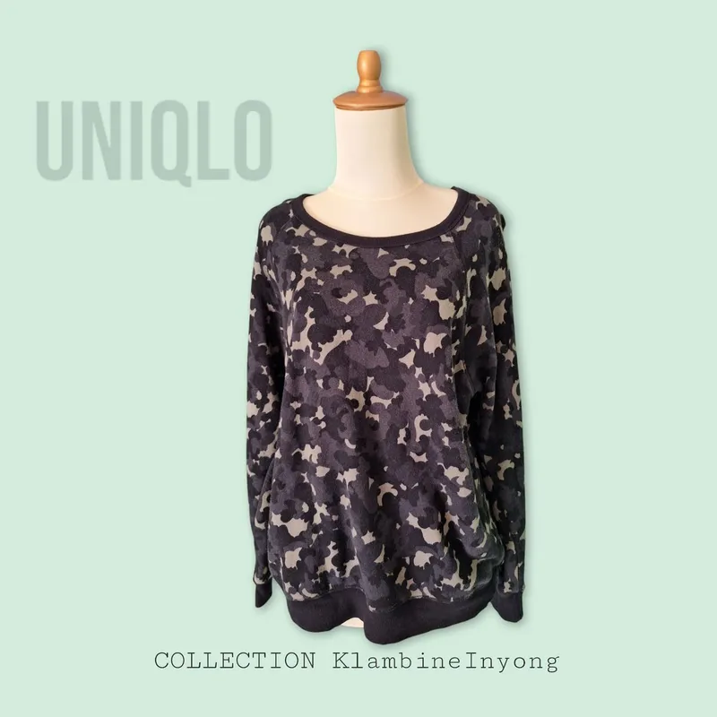 Uniqlo Casual Sweatshirt Wanita tan photo 1